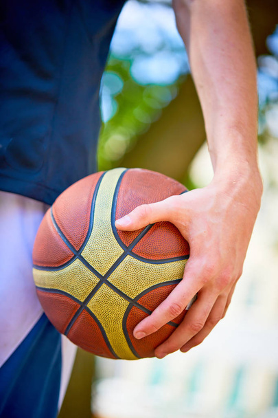 homem segurando bola de basquete
 - Foto, Imagem