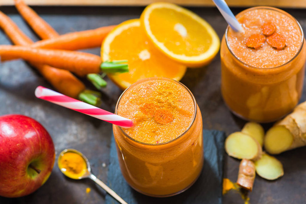 Smoothie with carrot, apple, orange, banana, ginger and tumeric - Foto, Imagen