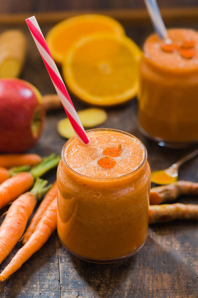 Smoothie with carrot, apple, orange, banana, ginger and tumeric - Foto, Imagem