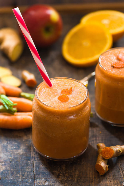 Smoothie with carrot, apple, orange, banana, ginger and tumeric - Fotoğraf, Görsel