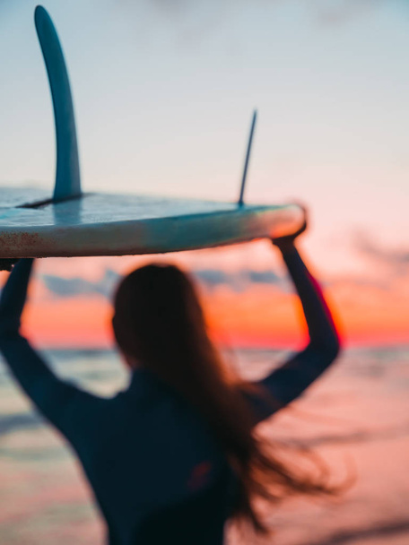  woman  with surf board  - Foto, imagen