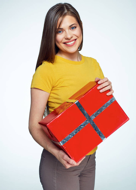 woman holding gift box - Foto, afbeelding