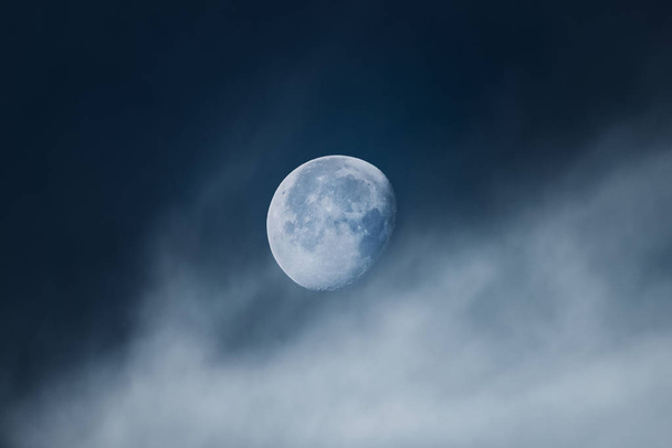 Luna con nubes de luz en su fase giga menguante durante la mañana
 - Foto, Imagen