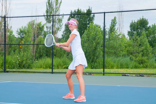 Young woman is playing tennis on the tennis court - Foto, Imagem