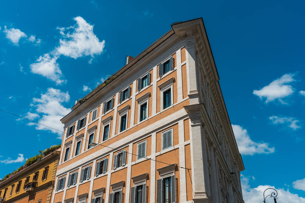 Γωνία του το κίτρινο πολυώροφο κτίριο - Φωτογραφία, εικόνα