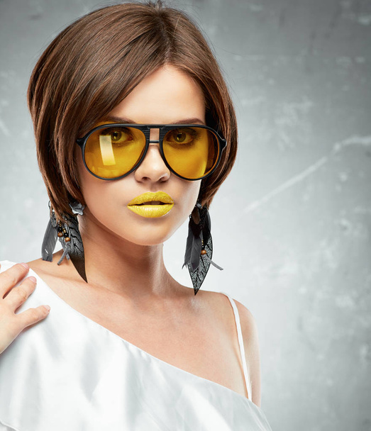 Young woman beauty portrait with yellow sun glasses. - Foto, afbeelding