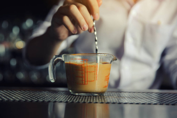 Barista Cafe maken koffie voorbereiding op bar, dienstverleningsconcept - Foto, afbeelding