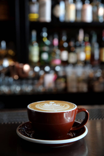 Cappuccino kahvia kahvilassa tumma sävy
  - Valokuva, kuva