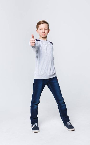 Retrato de niño alegre mostrando los pulgares hacia arriba gesto
 - Foto, imagen