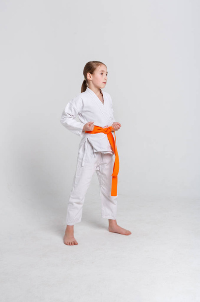 Karate lány kimonó, stúdió-háttér állvány - Fotó, kép