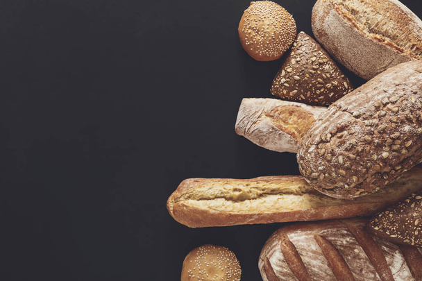 パン屋さんのコンセプトです。十分な balck に分離されたパンの背景 - 写真・画像