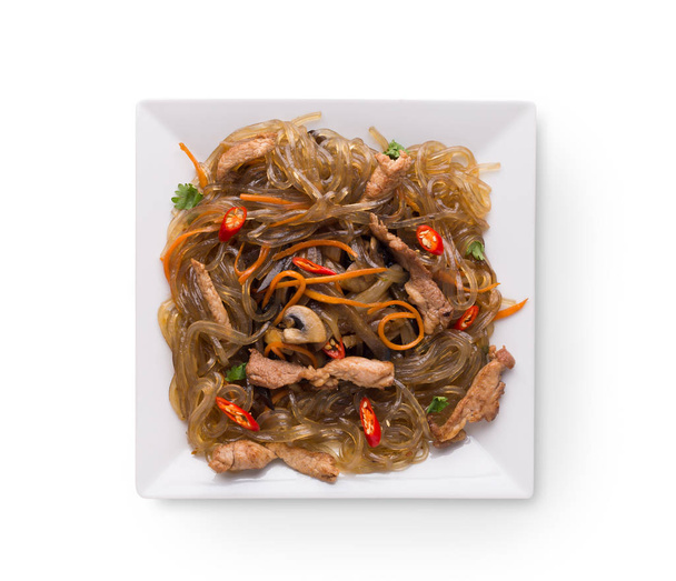 Comida asiática em uma tigela isolada no fundo branco
 - Foto, Imagem