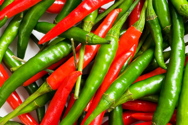 Red and green chili peppers - Foto, afbeelding
