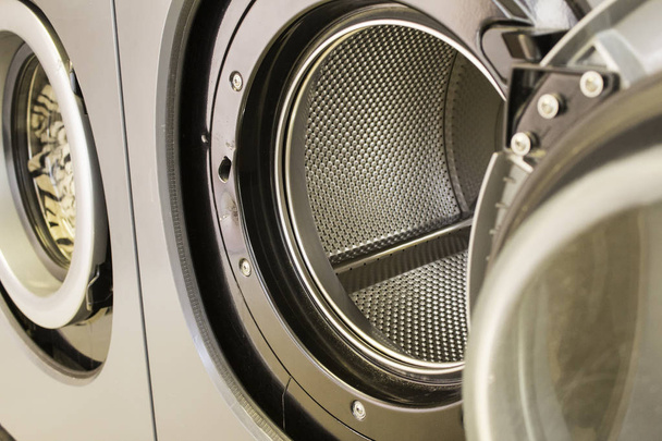 Máquinas de lavar roupa industriais
 - Foto, Imagem