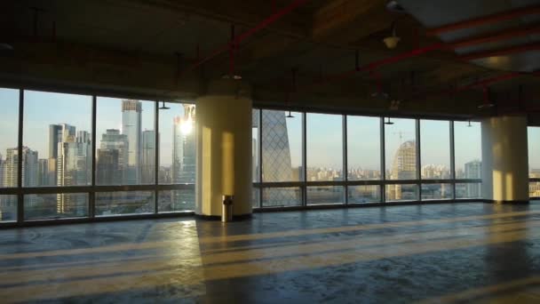 vista de la arquitectura moderna de la ciudad desde la ventana del edificio, capa de escape, sol pase throug
 - Imágenes, Vídeo