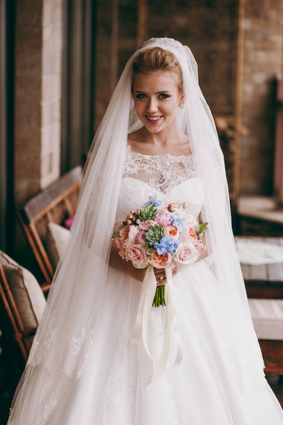 Porträt einer schönen Braut am Hochzeitstag - Foto, Bild