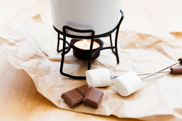 Set voor fondue en chocolade met fruit - Foto, afbeelding
