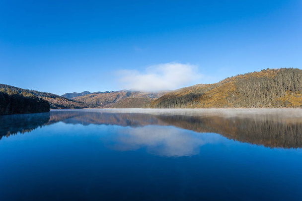Lago Shudu en el Parque Nacional Potatso
  - Foto, imagen