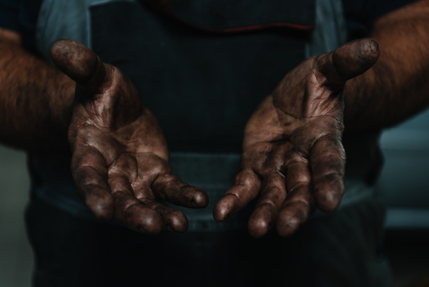 mannelijke handen bedekt met olie - Foto, afbeelding