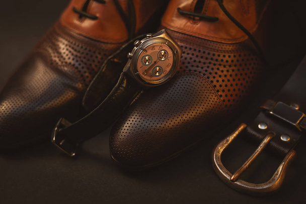 Αρσενικό παπούτσια και ρολόι και ζώνη - Φωτογραφία, εικόνα
