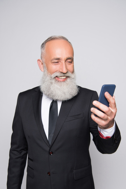 starszy człowiek patrząc na smartphone - Zdjęcie, obraz