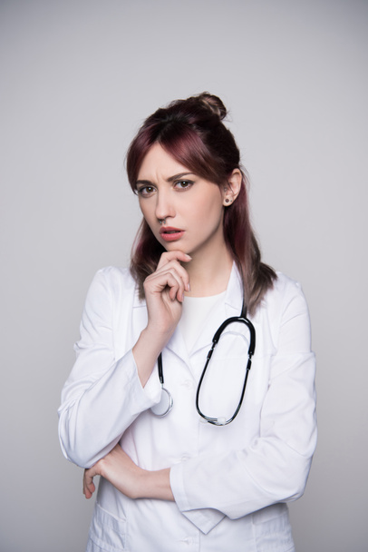 あごに触れる若い女性医師 - 写真・画像