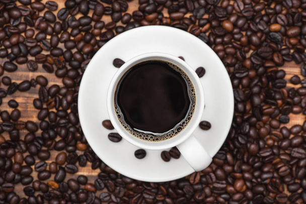 Taza de café expreso y frijoles sobre un fondo rústico
 - Foto, Imagen