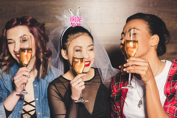 mujeres multiculturales con champán en despedida de soltera
 - Foto, imagen