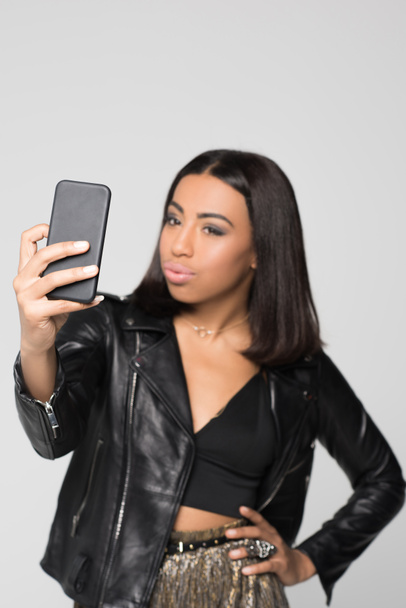 Young woman taking selfie - Фото, зображення