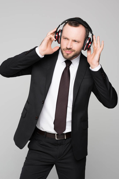young businessman listening to music  - Zdjęcie, obraz
