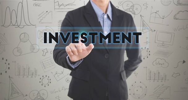Biznesmen ręcznie naciskając sformułowanie inwestycji. Zaloguj się wirtualnych  - Zdjęcie, obraz