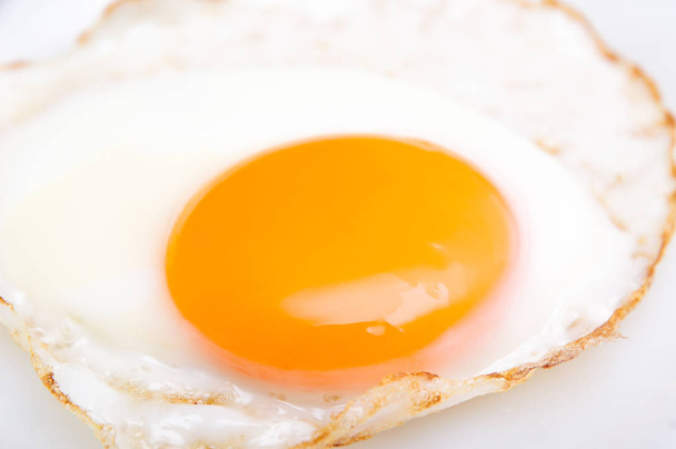 Sahanda yumurta çanak üzerinde izole - Fotoğraf, Görsel