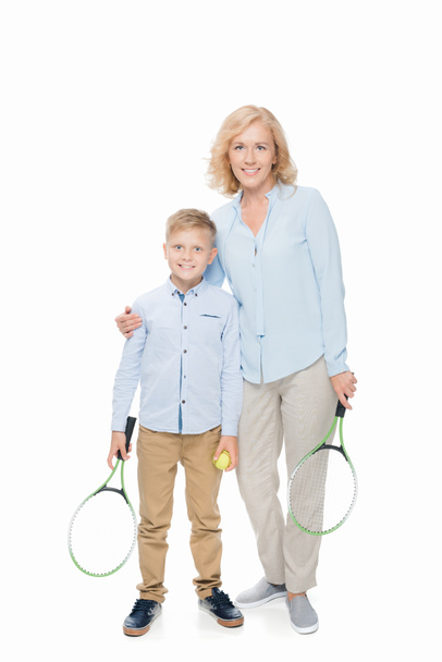 familie met tennis apparatuur - Foto, afbeelding