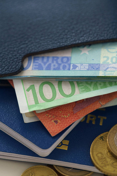 Eurobankovky a euromince leží na biometrické pasy. - Fotografie, Obrázek
