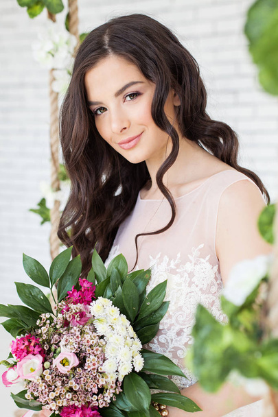Belle femme avec des fleurs, coiffure bouclée et maquillage
 - Photo, image