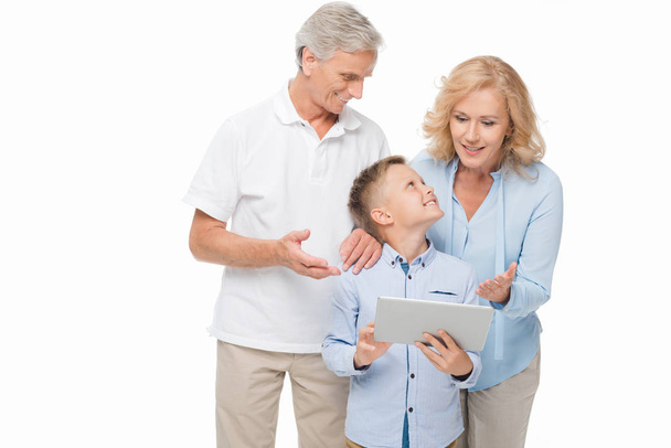 jongen en grootouders met tablet - Foto, afbeelding
