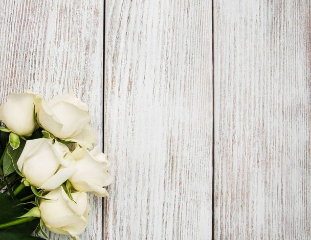 rosas blancas sobre una mesa de madera
 - Foto, Imagen