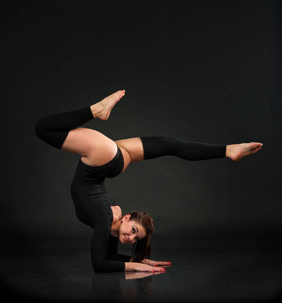 Гнучка гімнастка виконує вправи в студії
. - Фото, зображення
