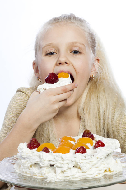 Girl eats a cake - Fotografie, Obrázek