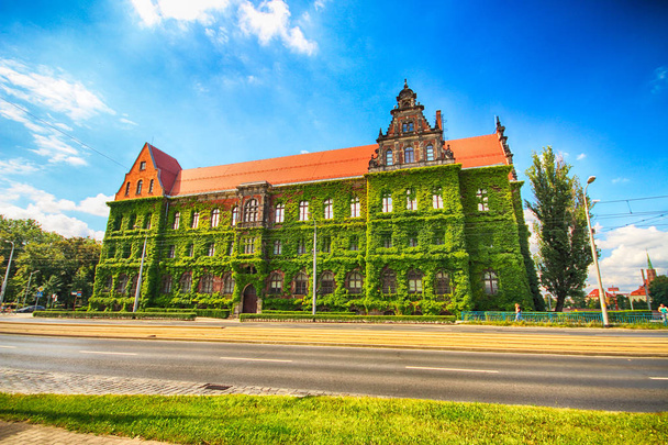 WROCLAW, POLAND - AUGUST 14, 2017: Wroclaw Old Town. The National Museum in Wroclaw occupies the building designed by an architect Karl Friedrich Endell and erected in 1883 - 1886. - Foto, afbeelding