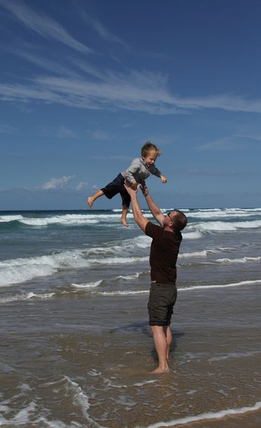 Pai e filho de férias no mar
 - Foto, Imagem