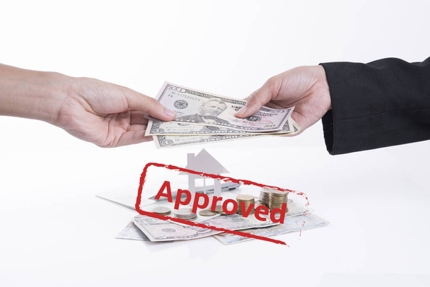 Solicitud de acuerdo de préstamo hipotecario aprobado con dólar
  - Foto, imagen