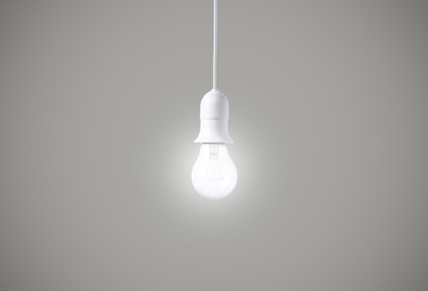 灰色の背景に電球。新しいアイデアの概念  - 写真・画像
