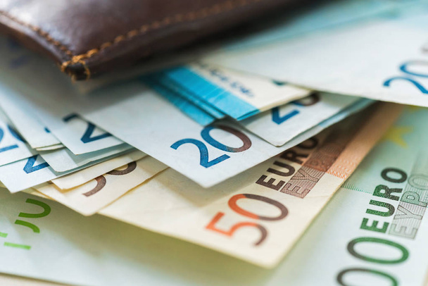 Carteira de couro marrom com dinheiro euro
 - Foto, Imagem