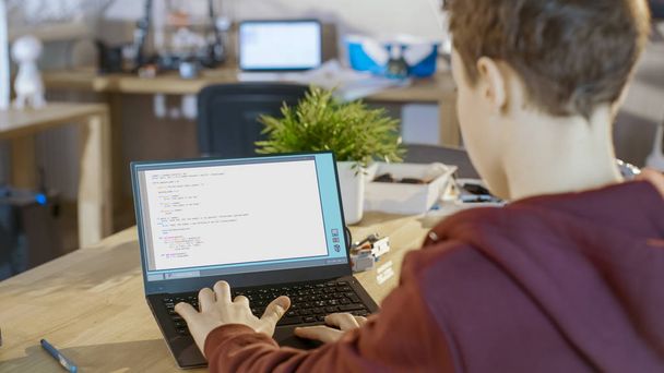 Szúró fiú dolgozik egy projekten a számítógép tudomány klub  - Fotó, kép