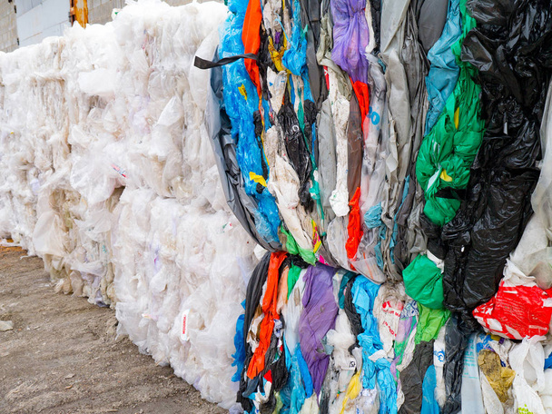 廃棄物のリサイクル、再利用、ごみ、プラスチックのポリ塩化ビニールの包装はリサイクルのために準備 - 写真・画像