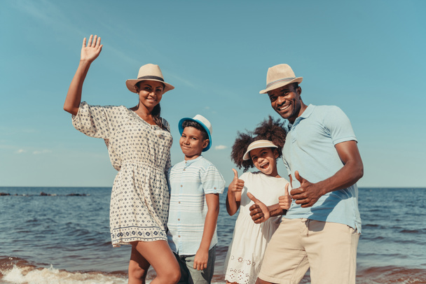 счастливая африканская американская семья на пляже
 - Фото, изображение