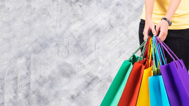 Colorido sacos de compras e mão mulher em backg espaço cópia branca
 - Foto, Imagem