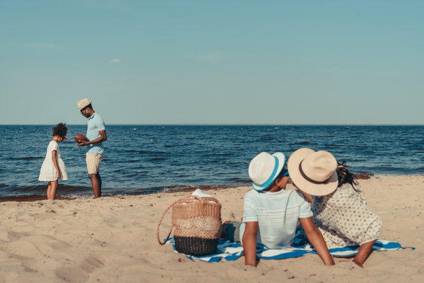 familia afroamericana en la playa
 - Foto, Imagen