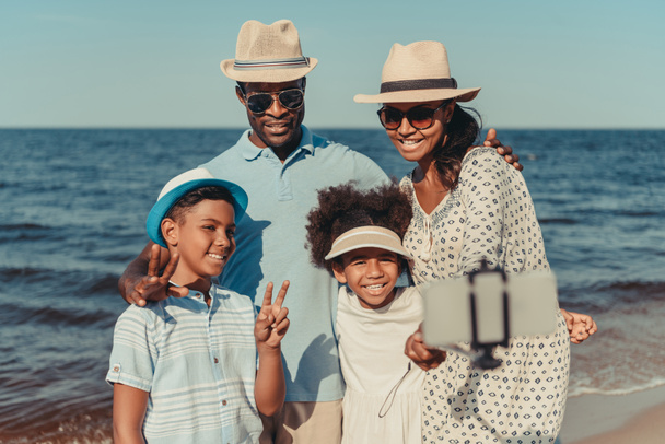 Perhe ottaa selfie meren rannalla
   - Valokuva, kuva